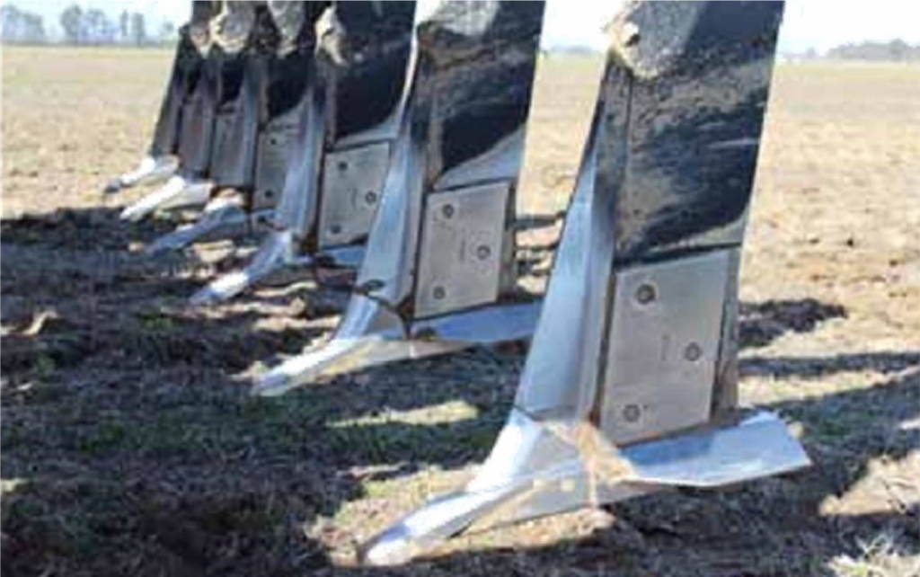 Глибокорозпушувальна лапа складається з долота, бічних крил та хром-карбідних бокових захисних накладок.