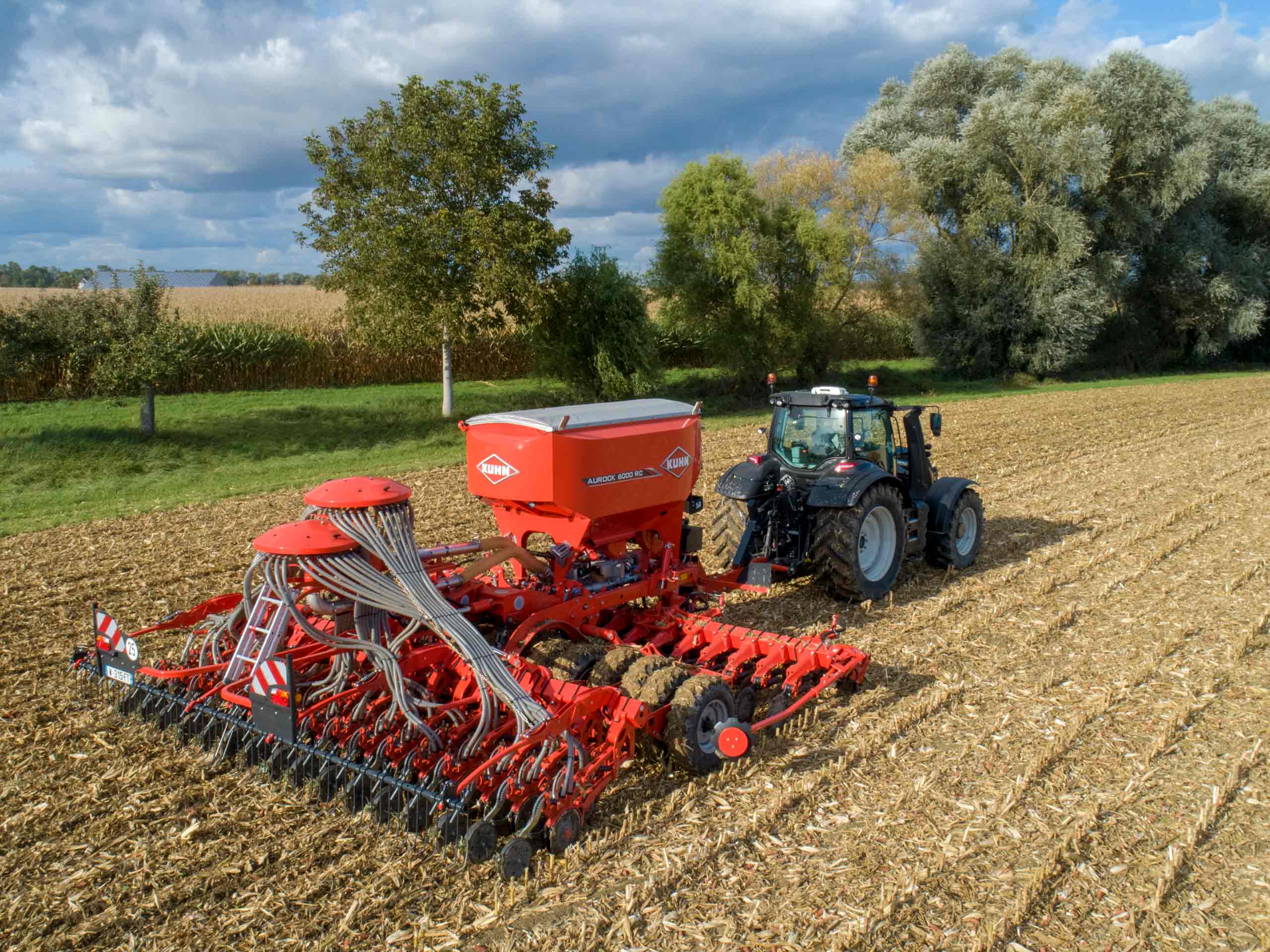 Висівний комплекс AUROCK 6000 RС оптимізує висів по технологіях mini-till або ж no-till з одночасним внесенням мінеральних добрив.
