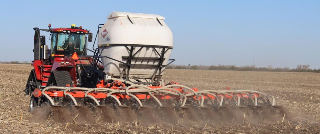 KUHN Krause Gladiator має комбіновані стійки ST-PRO™ та систему внесення добрив Drop Zone
