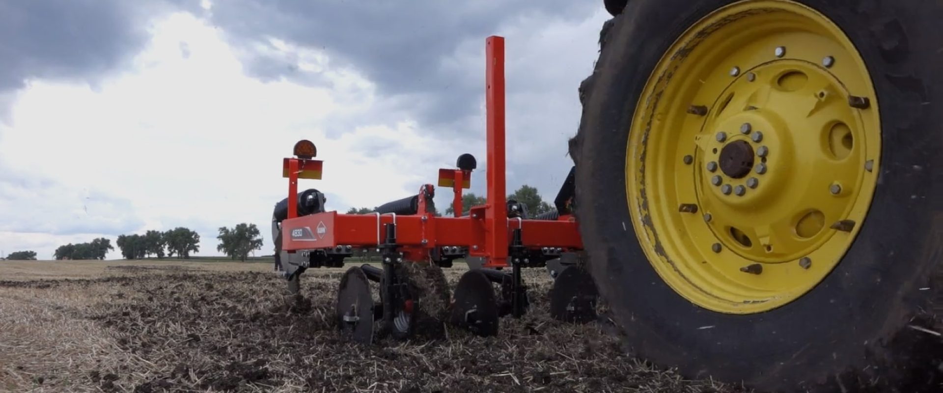 hlyboke-rykhlennya-chym-tse-korysno-dlya-gruntu